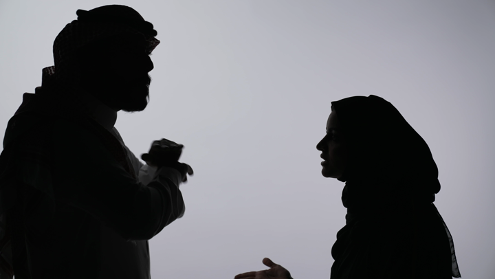 حين يصبح الرجل غريباً في بيته